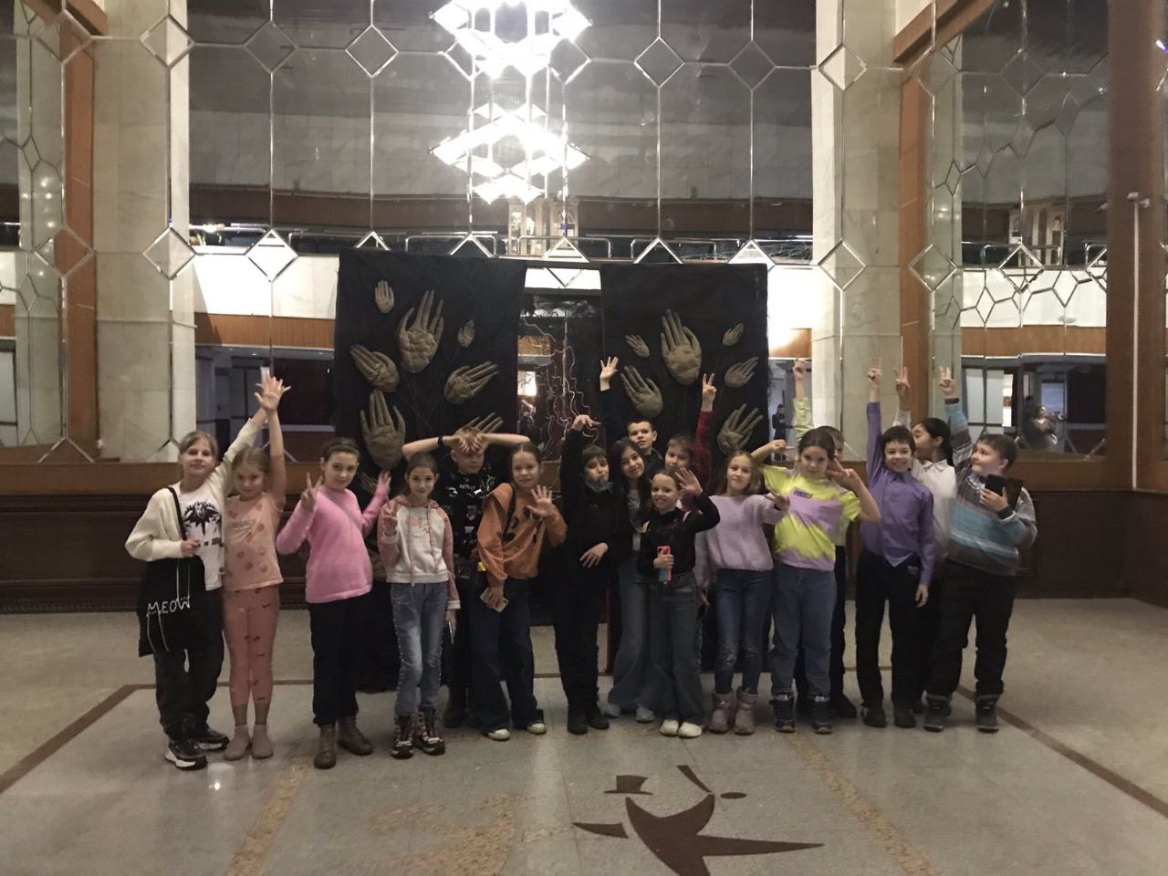 Экскурсия Театральное закулисье  ( 4Б класс ).