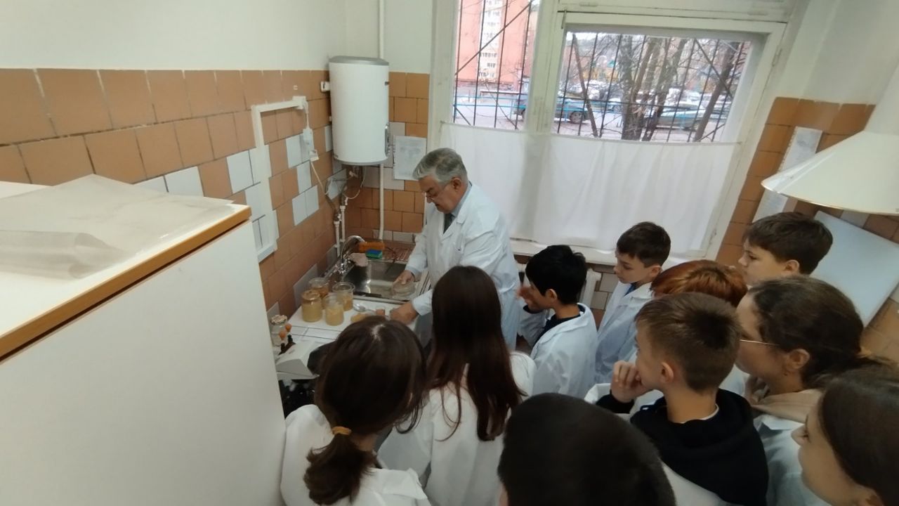 Занятие Агрокласса по направлению Ветеринария на база  Красноярского  государственного  аграрного  университета.
