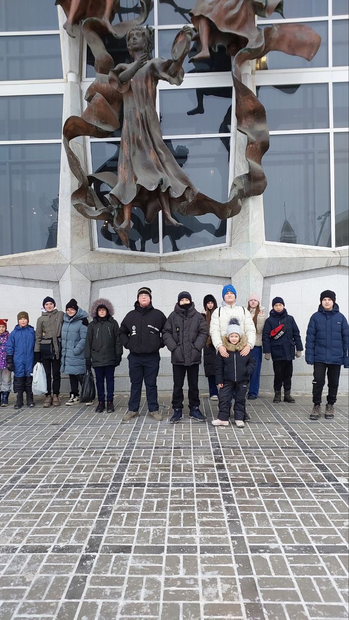 Выход в Красноярский театр оперы и балета на спектакль Мечтайка и его друзья ( 7Г класс ).