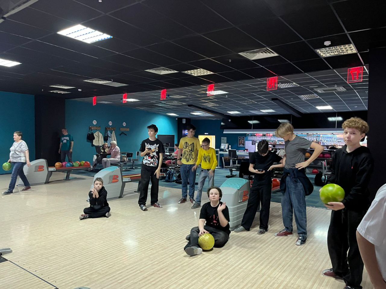 День Спорта в Планета Боулинг на Белинского ( 6Г класс ).